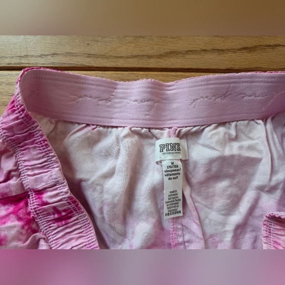 PINK Victoria's Secret Stylish Tye Dye Shorts - Picture 3 of 3